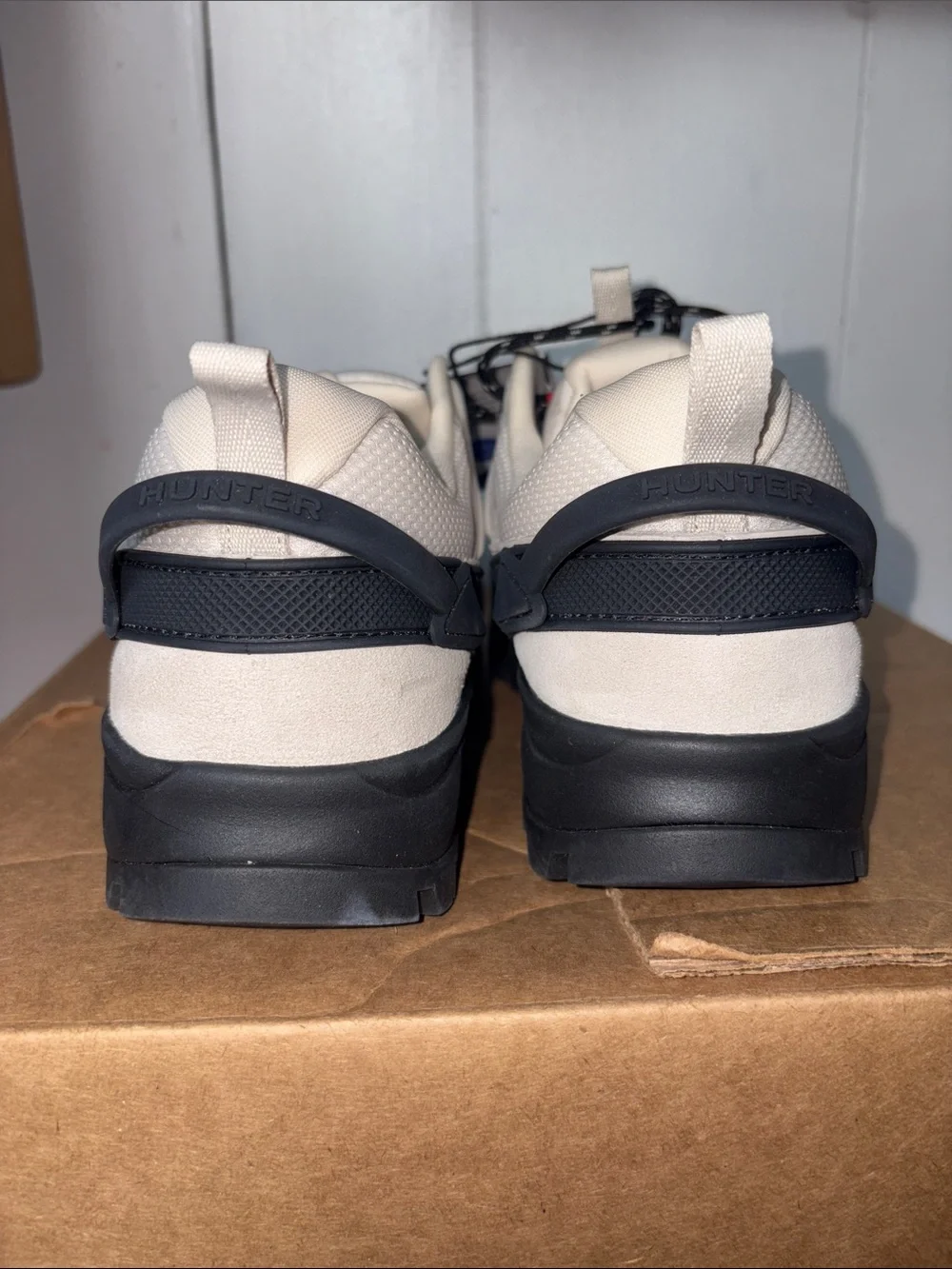 Hunter Men’s Cream and Black Trail Sneakers size 9M